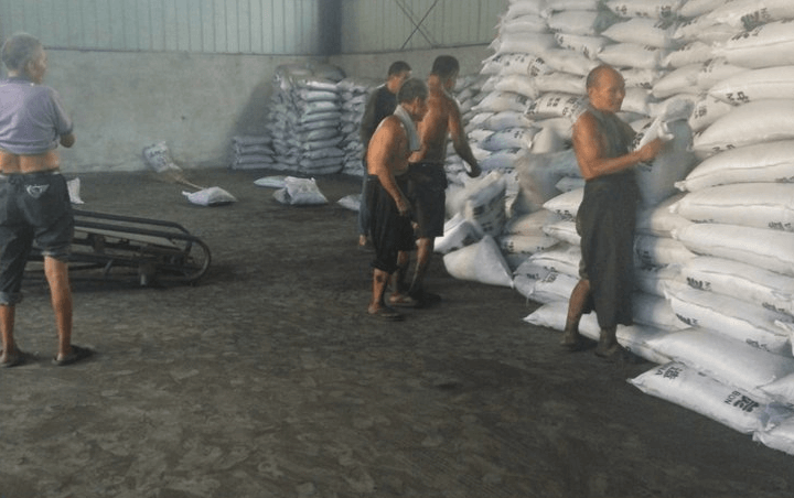 工人們把木質(zhì)<a href=http://m.vms4030.com/zzhxt/ target=_blank class=infotextkey>柱狀活性炭</a>裝袋，打包準(zhǔn)備發(fā)車